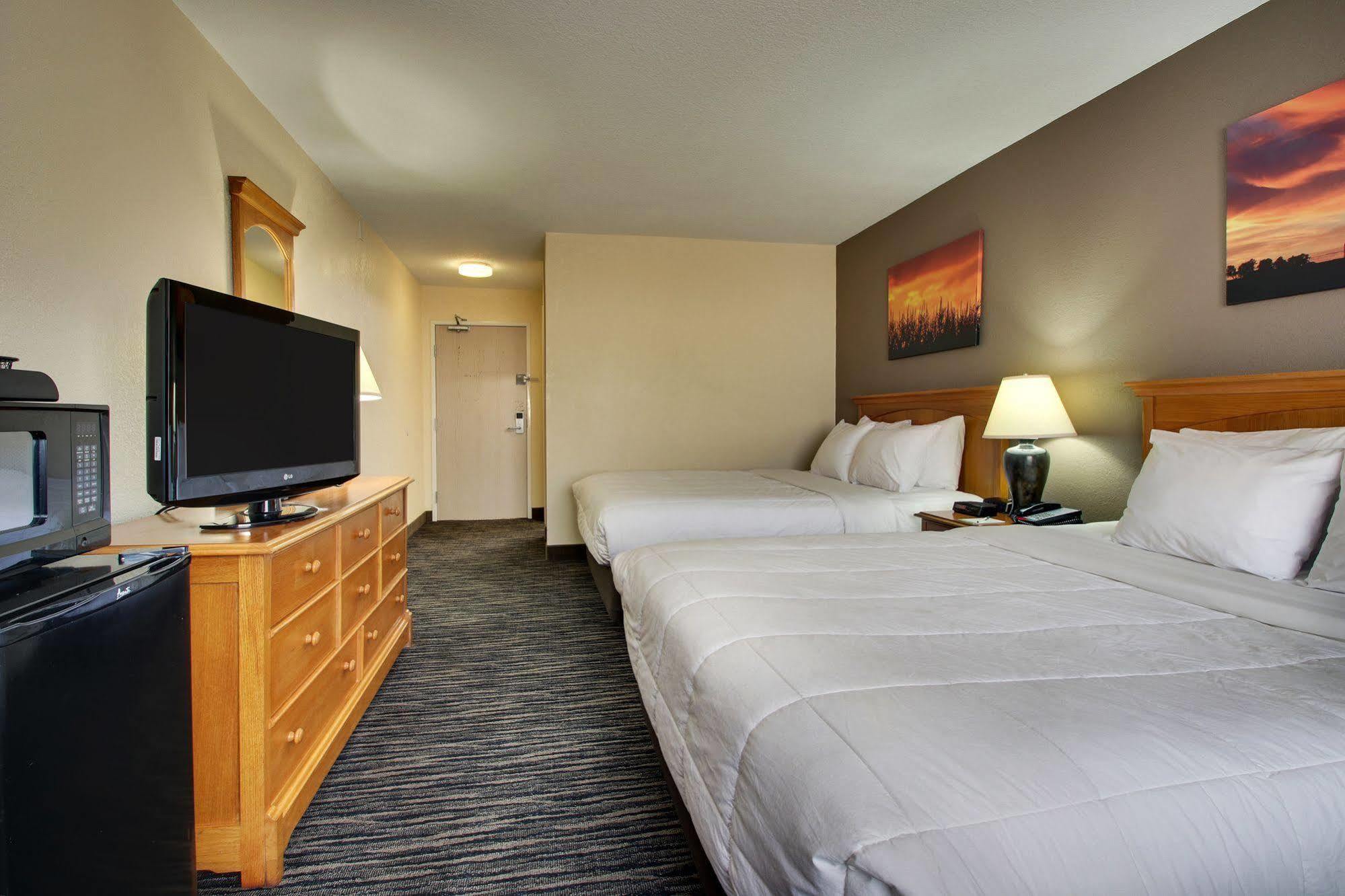 Everspring Inn & Suites Oskaloosa  Kültér fotó